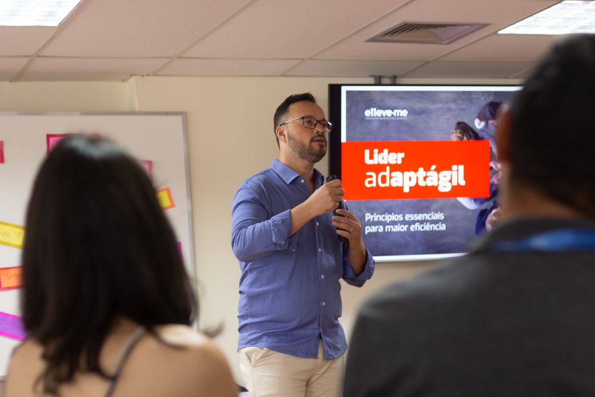 Eder Bessa conduz o treinamento de liderança Líder Adaptágil para uma equipe