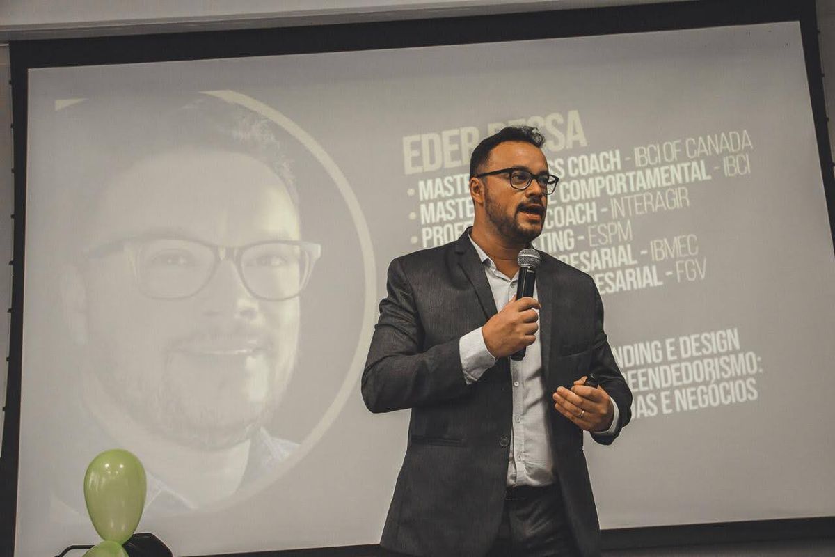 Eder Bessa apresenta sua trajetória em evento corporativo