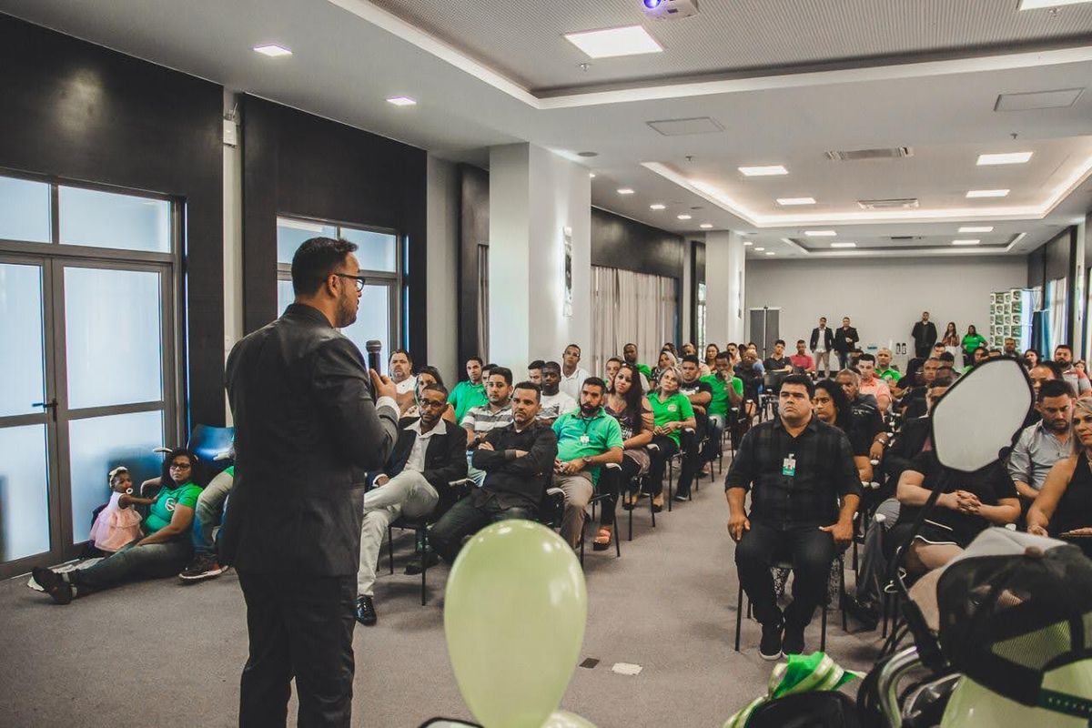 Eder Bessa fala para uma plateia de colaboradores em treinamento corporativo